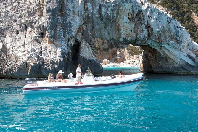 4-hour boat tour of the Amalfi Coast - Maiori and Pandora Cave: the first big wow moment