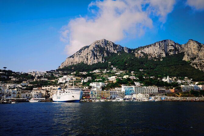 Capri: discover the beauties of the island aboard a Luxury Boat - Onboard comfort that actually matters (restroom, WiFi, snorkeling gear)