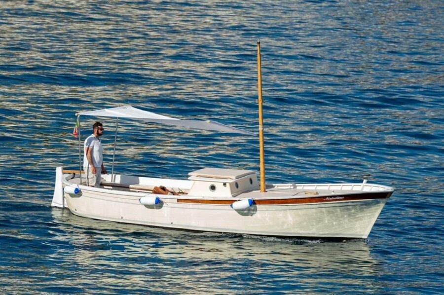 From Amalfi: Amalfi - Positano - Coast boat tour - Drinks, snacks, and an easy pace: why the onboard service matters