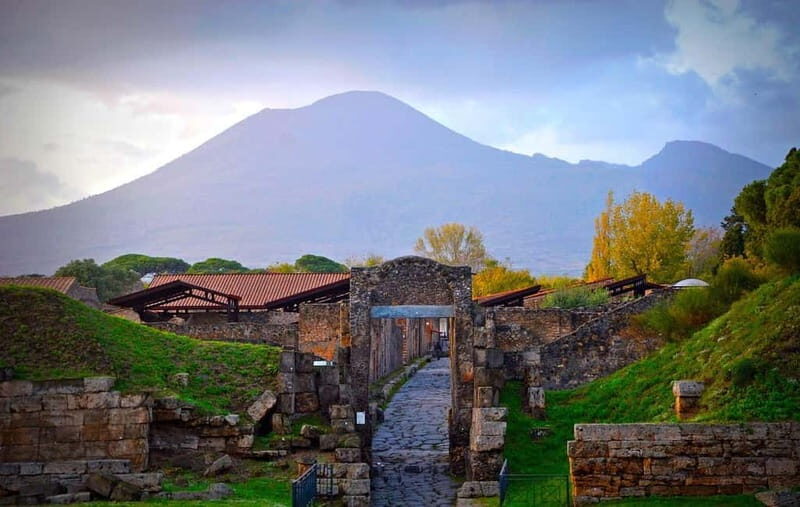 From Naples/Salerno: Pompeii, Sorrento and Amalfi Coast Tour - Positano in 15 minutes: the photo stop that sets the tone