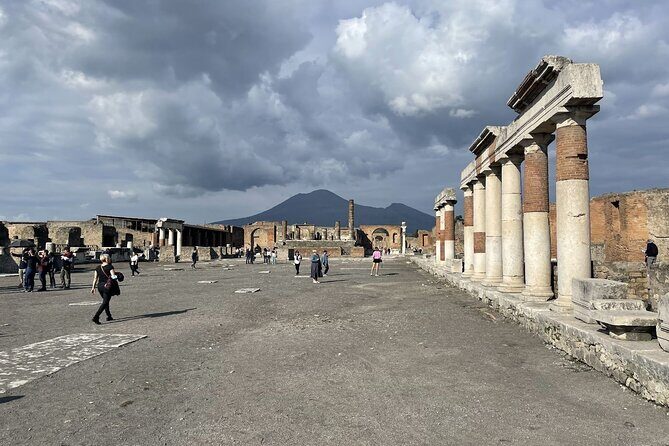 Guided Tour Pompeii And Vesuvius from Positano Skip the Line - The 2-hour guided walk: Pompeii’s Forum, Basilica, baths, bakery