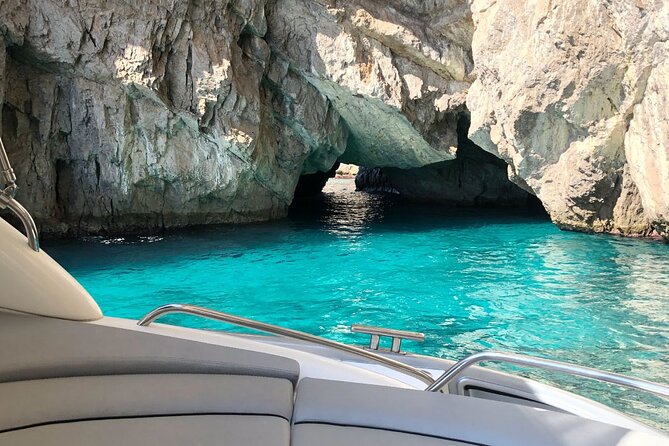 Half day to discover the fascinating island of Capri - Price and group value: when this half-day boat makes sense