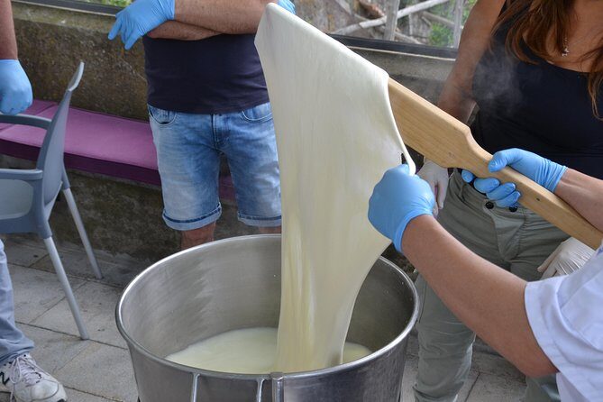 Mozzarella Class or Pizza Class - Mozzarella Production and the Fourth-Generation Cheese Master Moment