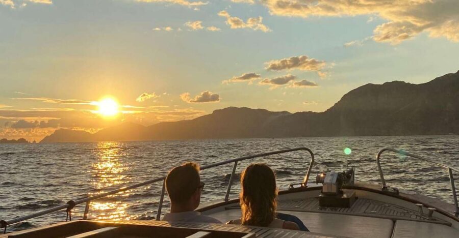 Positano: Amalfi Coast Sunset Group Boat Tour with Prosecco - Checking In at Spiaggia Grande Without Stress