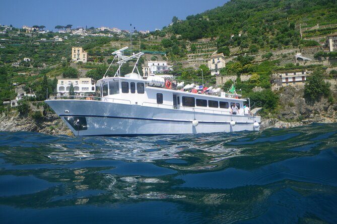 Tour on the Amalfi Coast, 4-hour cruise with aperitif - Getting on board: Motonave Euphoria, meeting point, and the aperitif rhythm